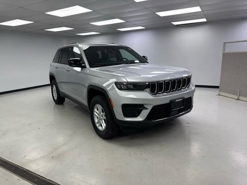 New 2025 Jeep Grand Cherokee Laredo w/ Luxury Tech Group I image 2