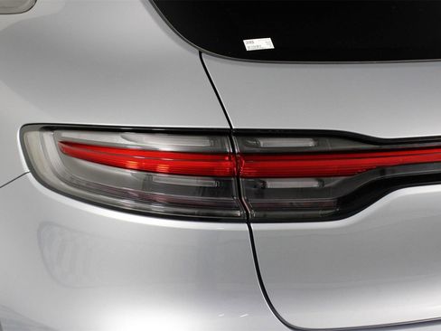 Used 2025 Porsche Macan image 21