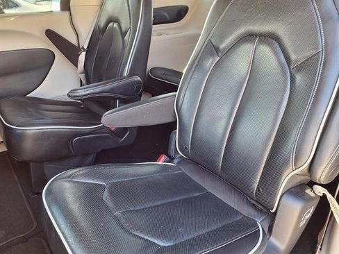 Used 2023 Chrysler Pacifica Limited FWD image 7