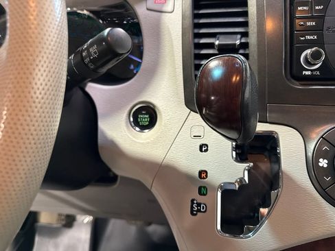 Used 2014 Toyota Sienna XLE w/ Entertainment Package FWD image 17