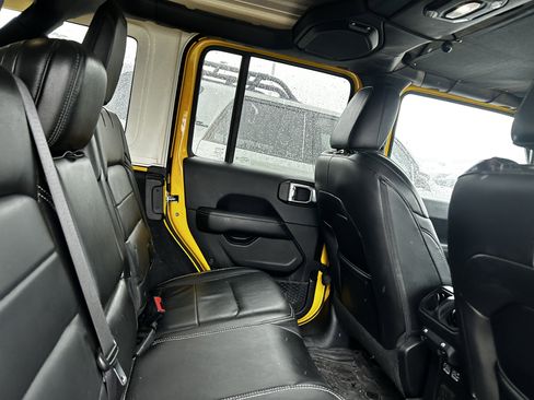 Used 2018 Jeep Wrangler Unlimited Sahara AWD/4WD image 11