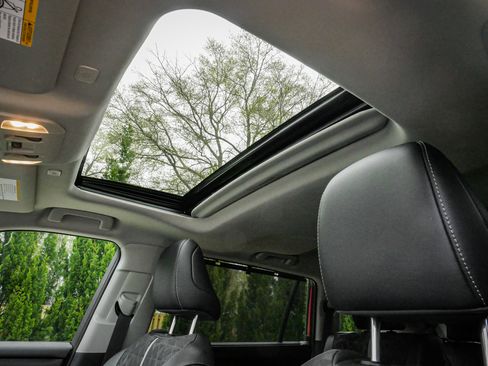 Used 2025 Toyota Highlander XLE image 26