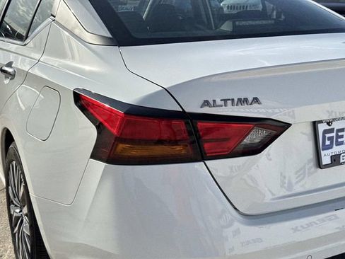 Used 2025 Nissan Altima 2.5 SV FWD image 14