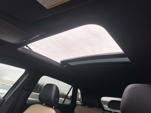 Used 2022 Volkswagen Atlas Cross Sport SE w/ Panoramic Sunroof Package image 15