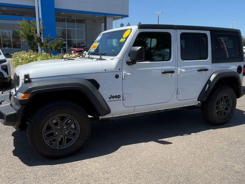 Used 2025 Jeep Wrangler Unlimited Sport AWD/4WD image 3