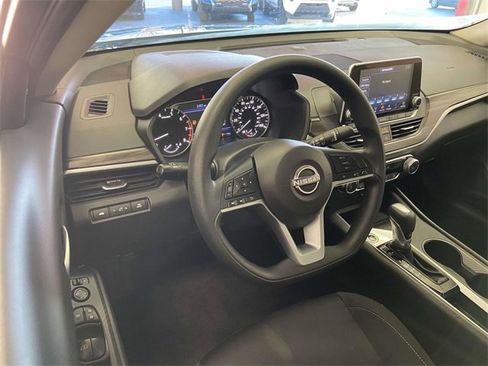 Used 2025 Nissan Altima 2.5 SV image 12