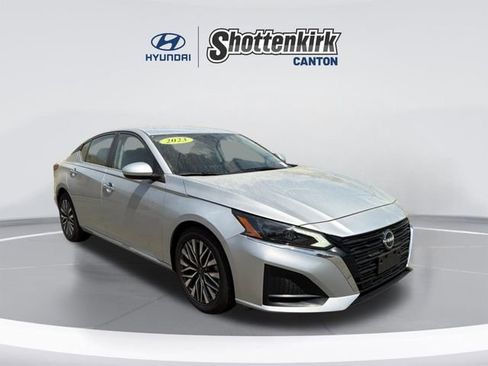 Used 2023 Nissan Altima 2.5 SV image 3