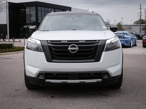 Used 2025 Nissan Pathfinder Platinum image 3
