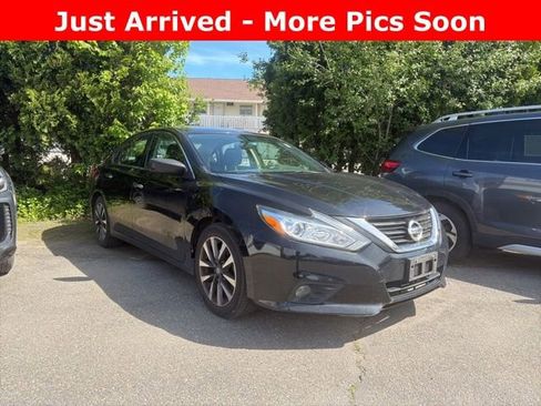 Used 2017 Nissan Altima 2.5 SV FWD image 2