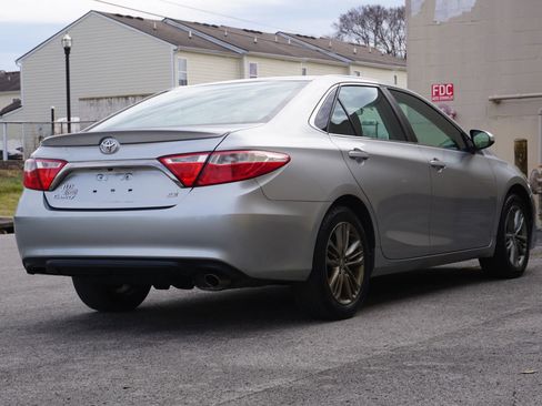 Used 2016 Toyota Camry SE image 5