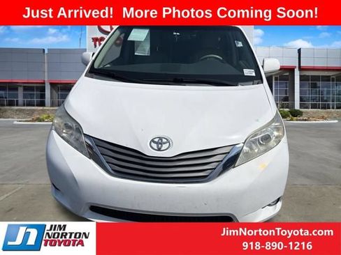 Used 2013 Toyota Sienna XLE FWD image 2
