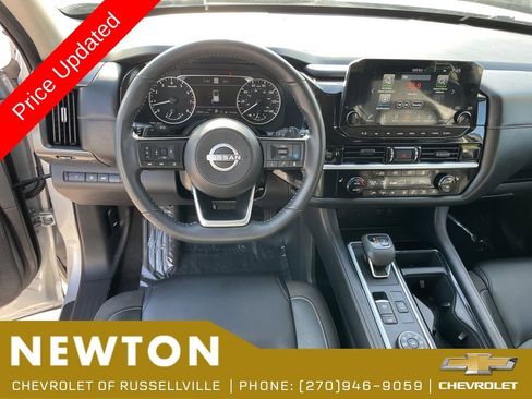 Used 2025 Nissan Pathfinder SL AWD/4WD image 25