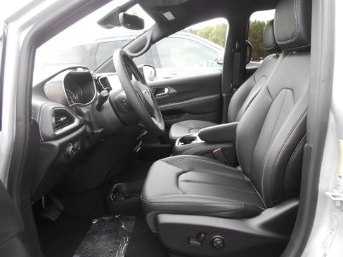 New 2026 Chrysler Pacifica Select image 6