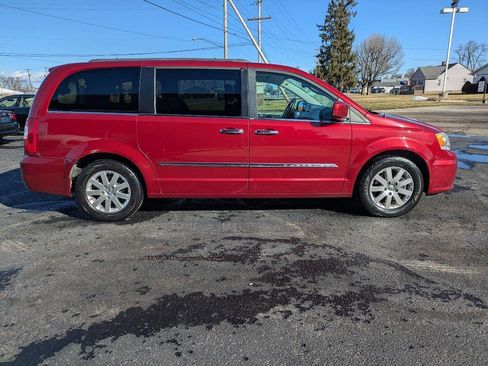 Used 2015 Chrysler Town & Country Touring w/ Driver Convenience Group image 6