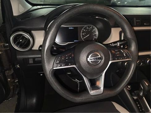 Used 2021 Nissan Versa SV FWD image 6