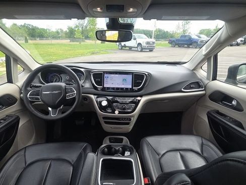 Used 2023 Chrysler Pacifica Touring-L FWD image 23