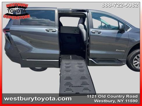 Used 2025 Toyota Sienna LE FWD image 16