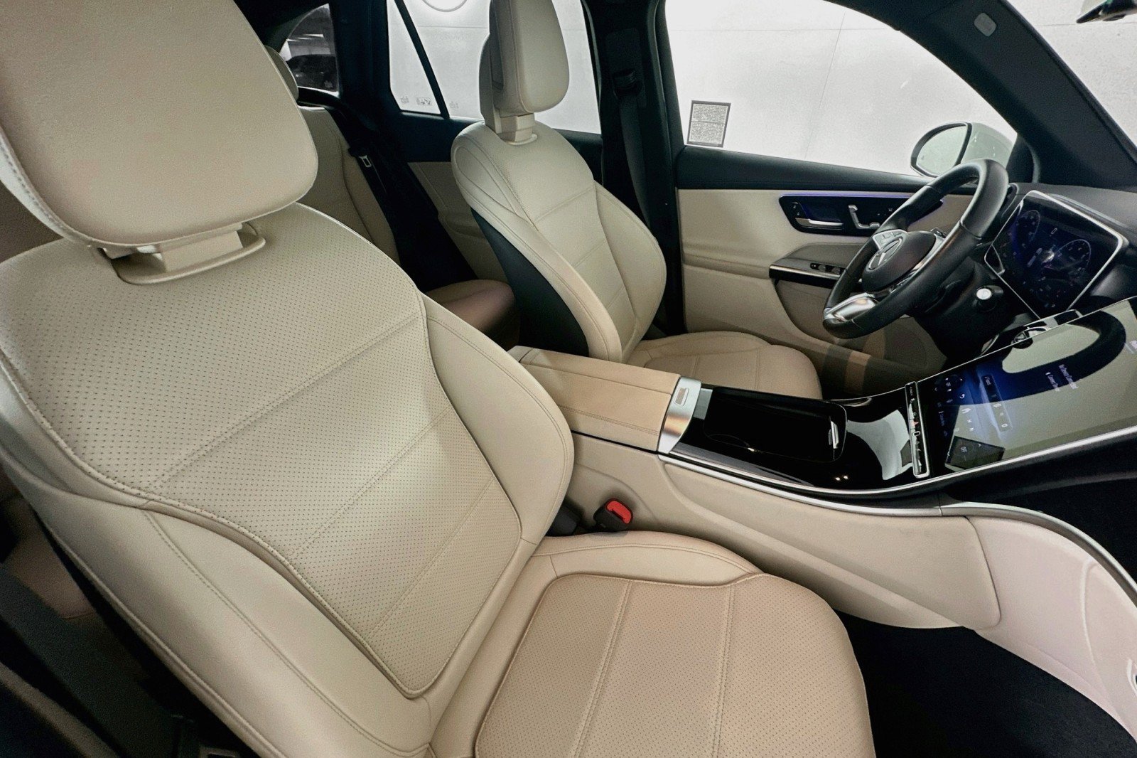 Used 2025 Mercedes-Benz GLC 300 image 8