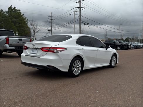 Used 2018 Toyota Camry LE image 5