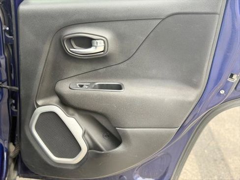 Used 2018 Jeep Renegade Latitude w/ UConnect 8.4 Nav Group FWD image 18