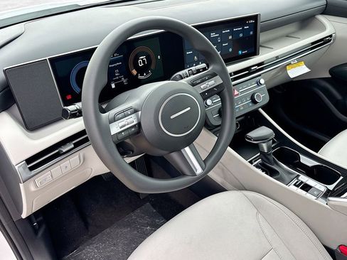 Certified 2025 Hyundai Tucson SE image 9