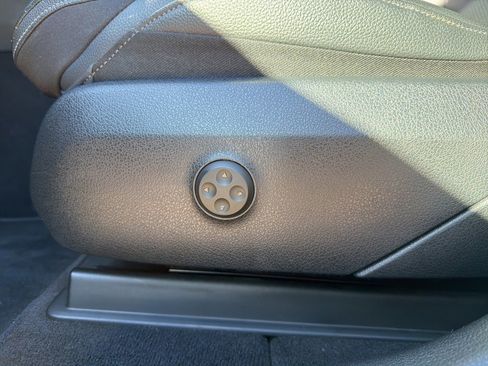 Used 2024 Mercedes-Benz GLC 300 4MATIC image 11