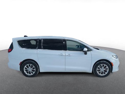 Used 2023 Chrysler Pacifica Touring-L image 9