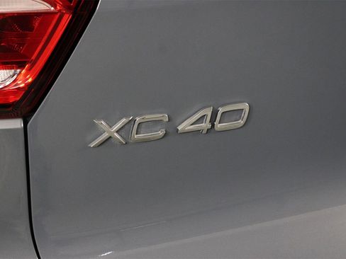 Used 2021 Volvo XC40 T5 R-Design w/ Protection Package Premier image 19
