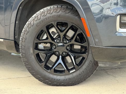 Used 2023 Jeep Grand Wagoneer Series III AWD/4WD image 3