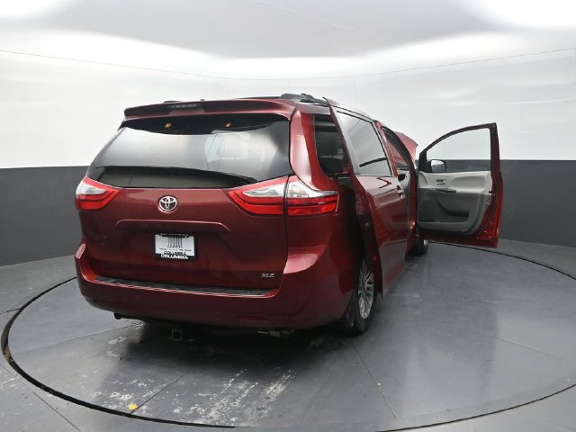 Used 2017 Toyota Sienna XLE w/ Outdoor Package FWD image 33