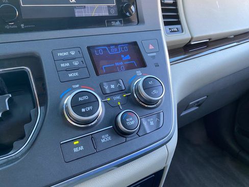 Used 2015 Toyota Sienna XLE Premium FWD image 65