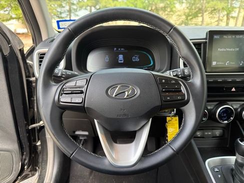 Used 2023 Hyundai Venue SEL FWD image 13