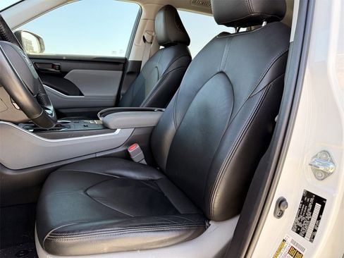 Used 2020 Toyota Highlander LE image 23