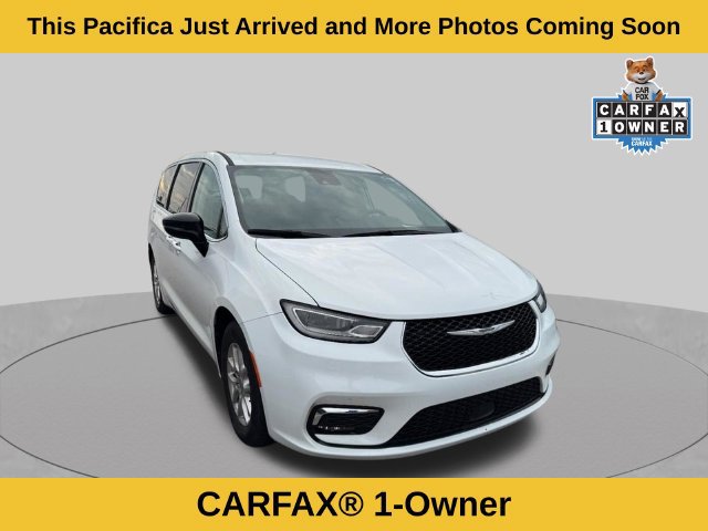 Used 2024 Chrysler Pacifica Touring-L FWD image 2