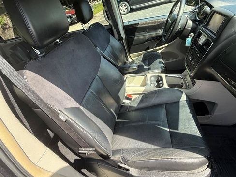 Used 2011 Chrysler Town & Country Limited FWD image 17