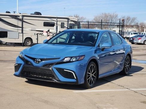 Used 2024 Toyota Camry SE image 12