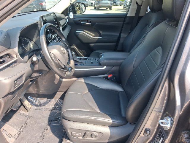 Used 2021 Toyota Highlander XLE FWD image 12