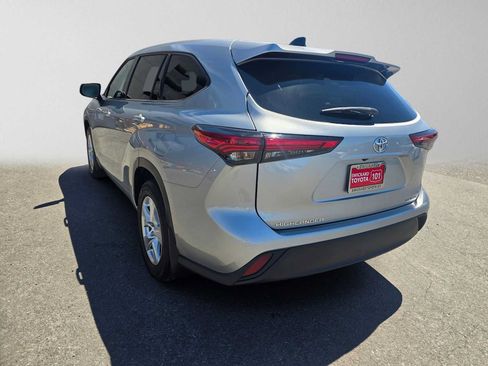 Used 2022 Toyota Highlander LE AWD/4WD image 5