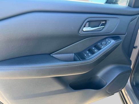 Used 2025 Nissan Rogue SV image 15