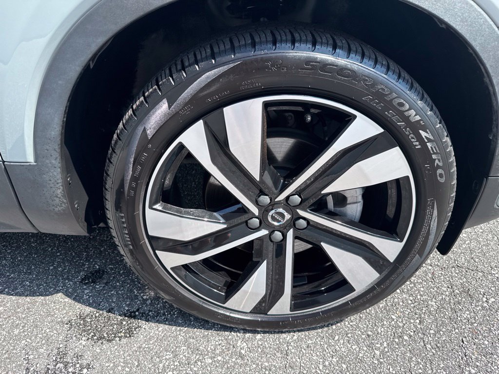 Used 2025 Volvo XC40 B5 Plus w/ Protection Package Premier AWD/4WD image 9