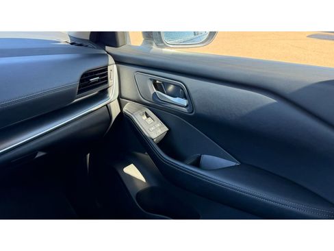 Used 2025 Nissan Rogue SV image 18