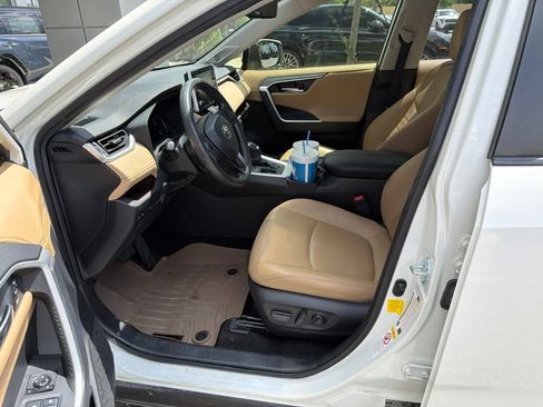 Used 2019 Toyota RAV4 Limited w/ Advanced Technology Package FWD image 6