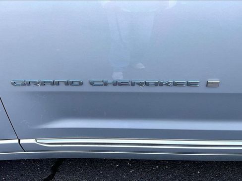 Used 2022 Jeep Grand Cherokee Summit AWD/4WD image 26