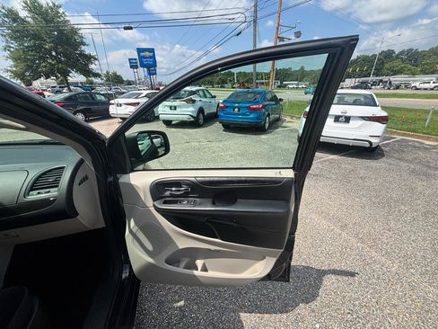 Used 2019 Dodge Grand Caravan SE FWD image 53