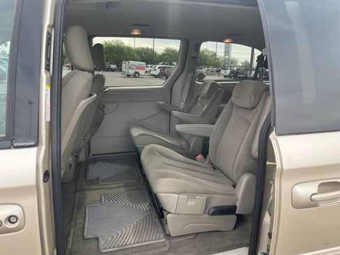 Used 2005 Chrysler Town & Country Touring w/ Trailer Tow Group image 16