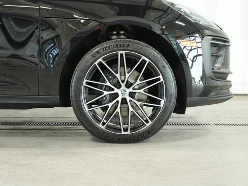 Certified 2025 Porsche Macan AWD/4WD image 40