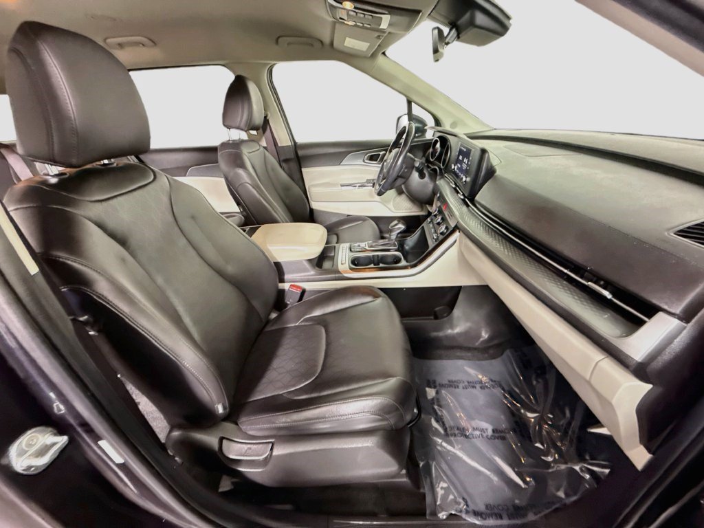 Used 2023 Kia Carnival LX FWD image 26