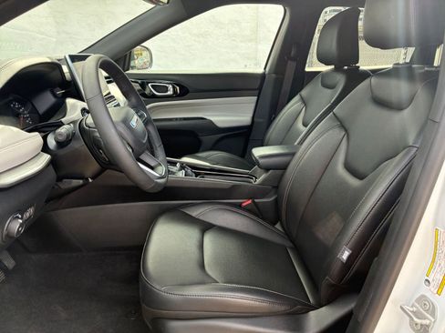 Used 2025 Jeep Compass Limited image 28