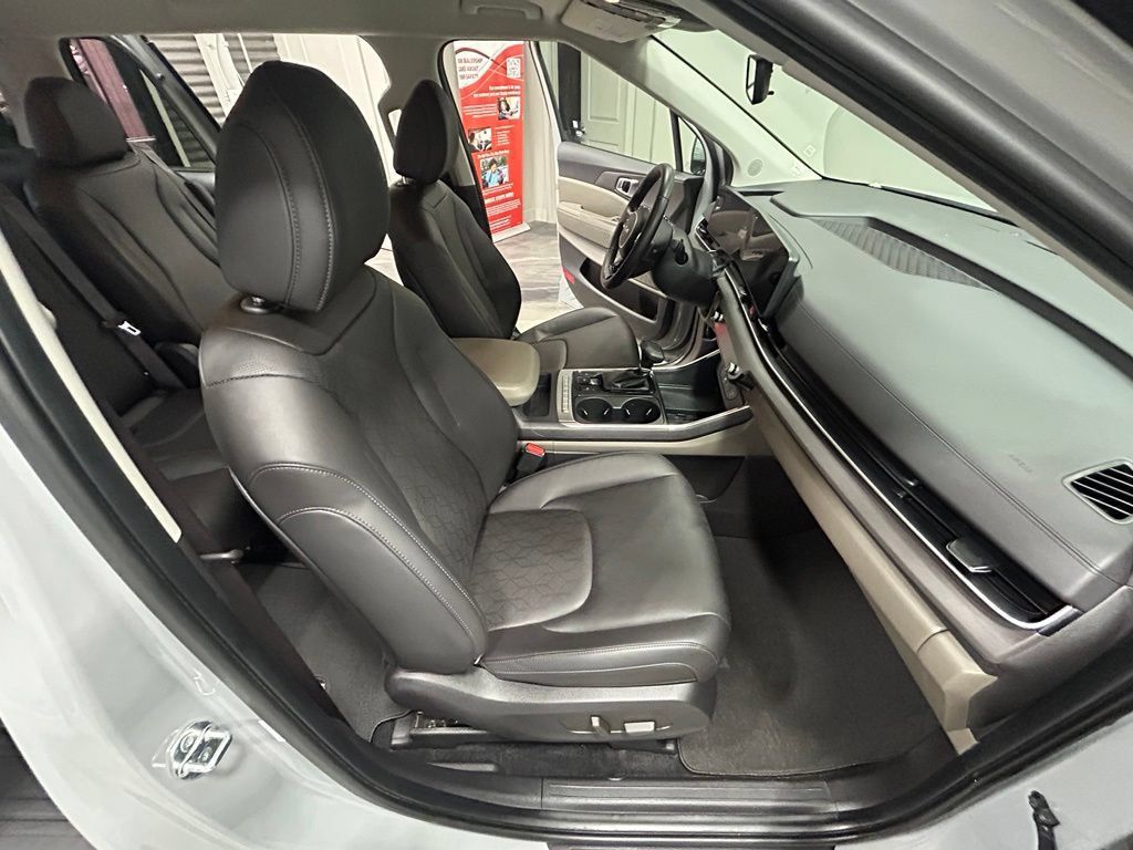 Used 2025 Kia Carnival EX FWD image 43