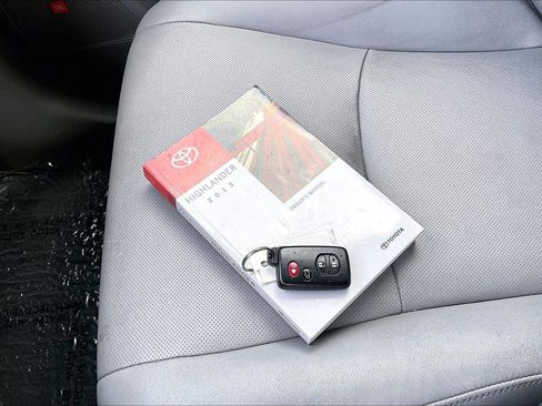 Used 2013 Toyota Highlander Limited image 38